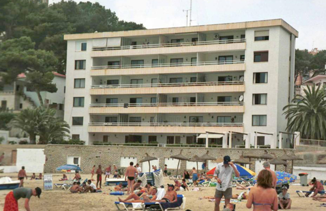 Bloque de apartamentos en la costa de Mallorca.