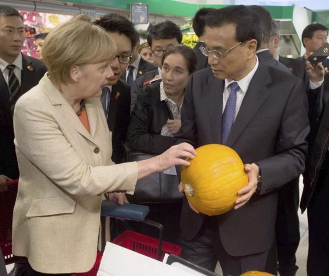 El Primer Ministro chino, Li Keqiang, con Merkel en un supermercado en...