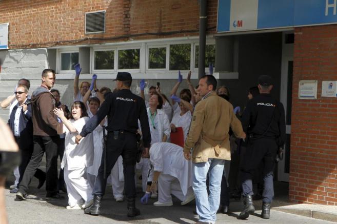 Sanitarios protestan a la llegada de Mariano Rajoy, ayer, al hospital...