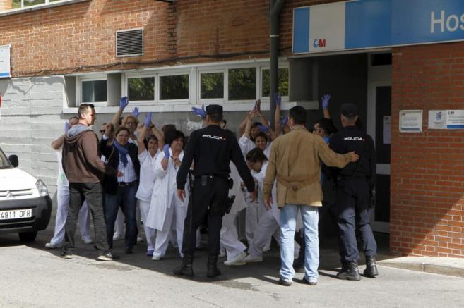 Protesta de enfermeras en el Carlos III ante la visita de Mariano...