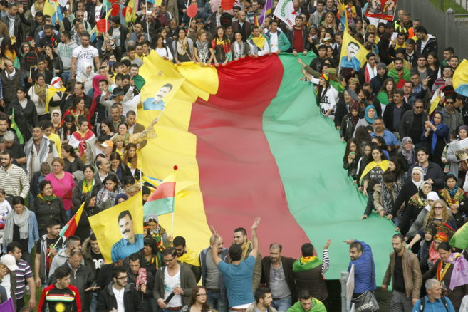 Una gran bandera kurda en la protesta contra el Estado Islámico en...