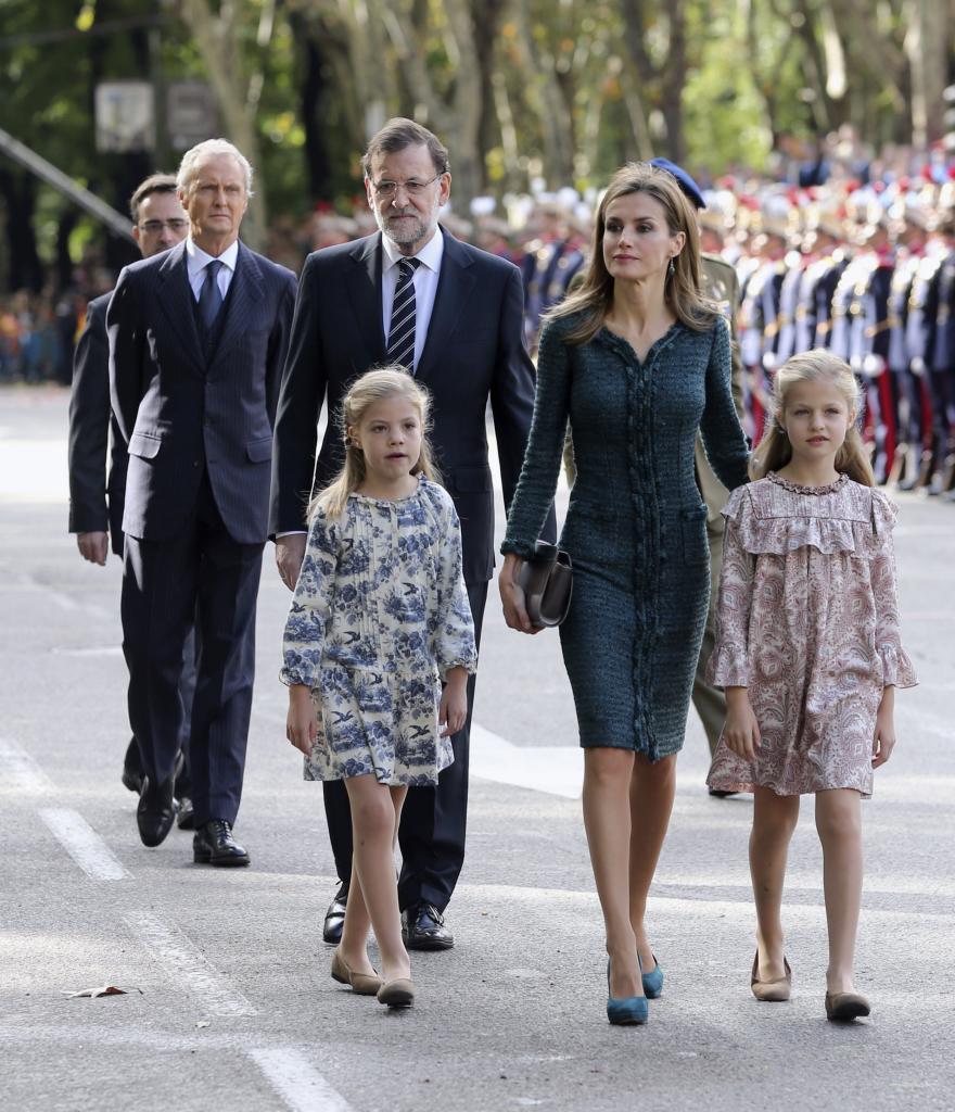 La Reina Letizia junto a sus hijas Leonor y Sofa, seguida del...