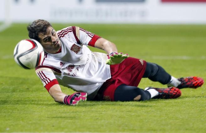 Casillas, durante un entrenamiento con Espaa en el estadio Josy...