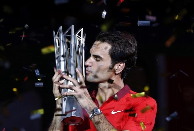 Roger Federer besa el trofeo del Masters 1000 de Shanghai.