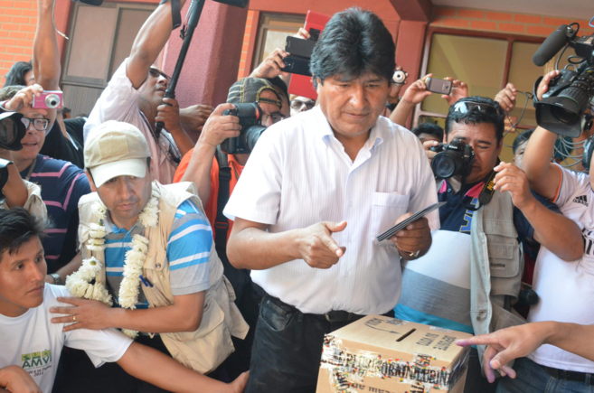 Evo Morales vota en el municipio de Villa Tunari de la ciudad de...