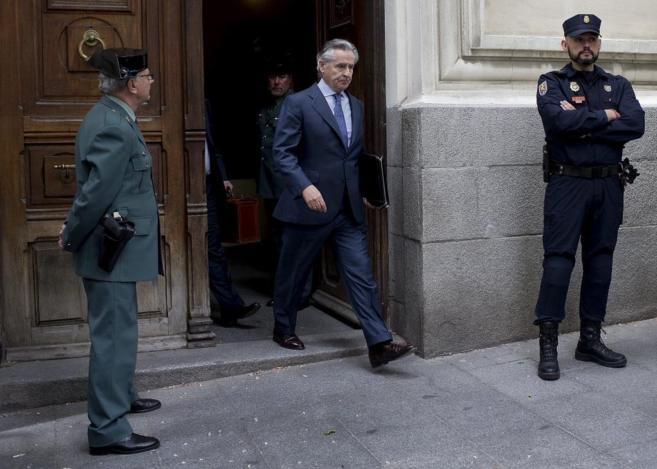 El ex presidente de Caja Madrid, Miguel Blesa, abandona el Tribunal...