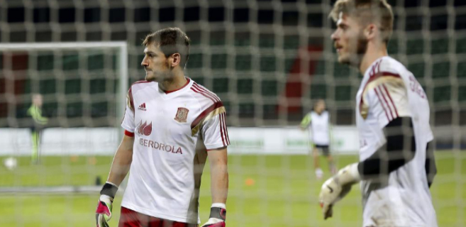 Casillas calienta antes del partido ante Luxemburgo junto a su...