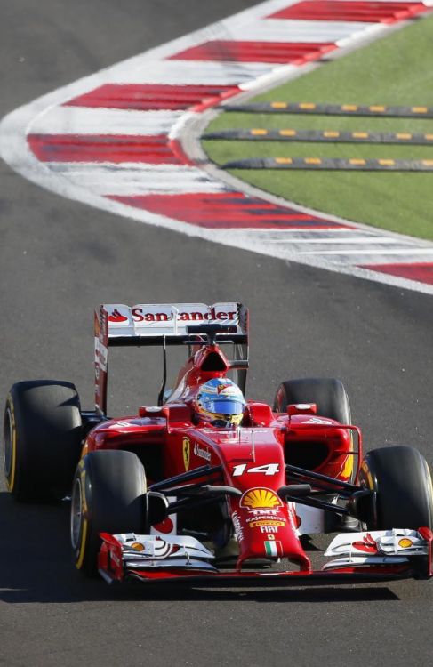 Alonso, con su Ferrari, en el trazado de Sochi.