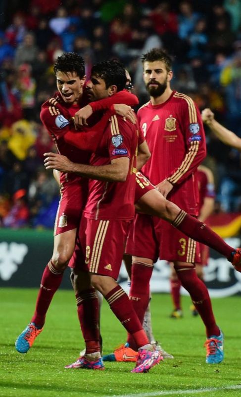 Bartra abraza a Costa tras el tercer gol espaol.