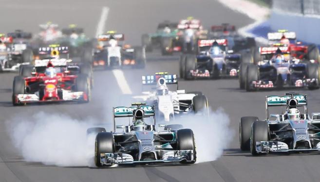 Los Mercedes, a la cabeza durante el Gran Premio de Rusia.