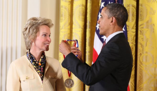 El presidente Obama entrega una de las medallas.