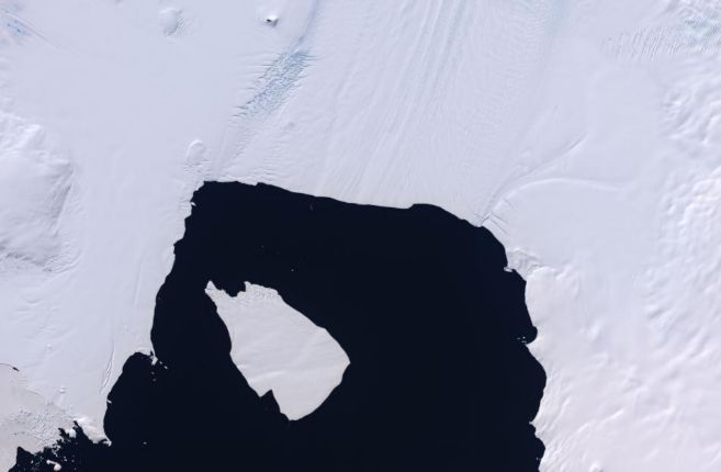 Un iceberg, tras desprenderse del glaciar de Pine Island en la...