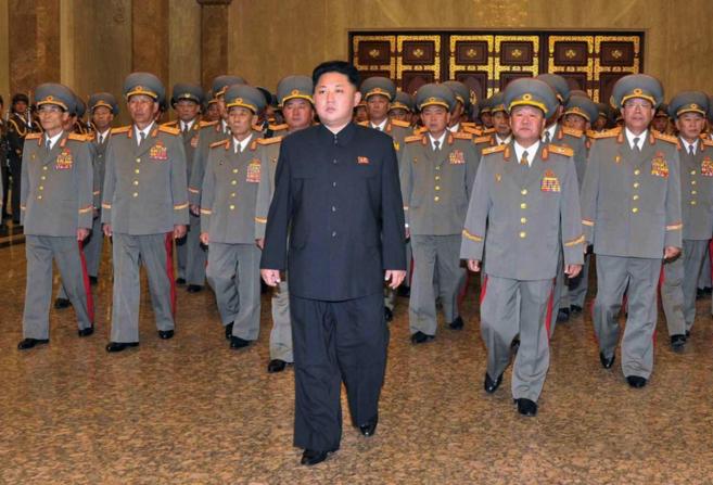 Kim Jong-un visita el Palacio de Kumsusan en Pyongyang acompaado de...