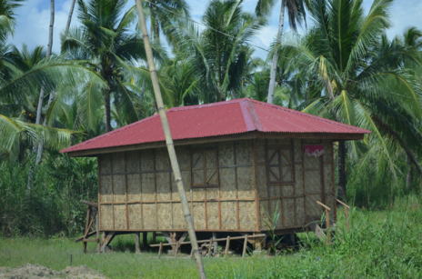 Una de las viviendas con tejado roja construidas por Cruz Roja.