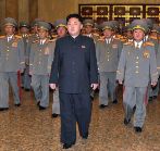Kim Jong-un visita el Palacio de Kumsusan en Pyongyang acompaado de...