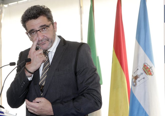 El alcalde de Alcal de Guadara, Antonio Gutirrez Limones, en un...