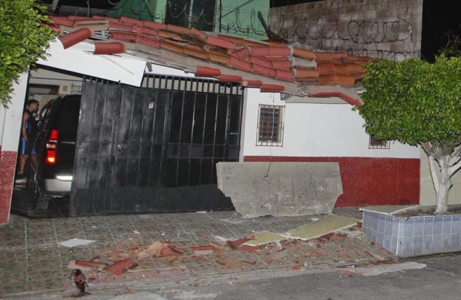 Imagen de una casa daada en Sal Salvador.