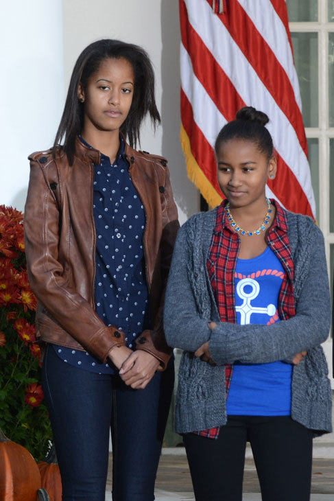 Sasha Obama, (13) y Malia Obama, (16), las hijas del Presidente Barack...