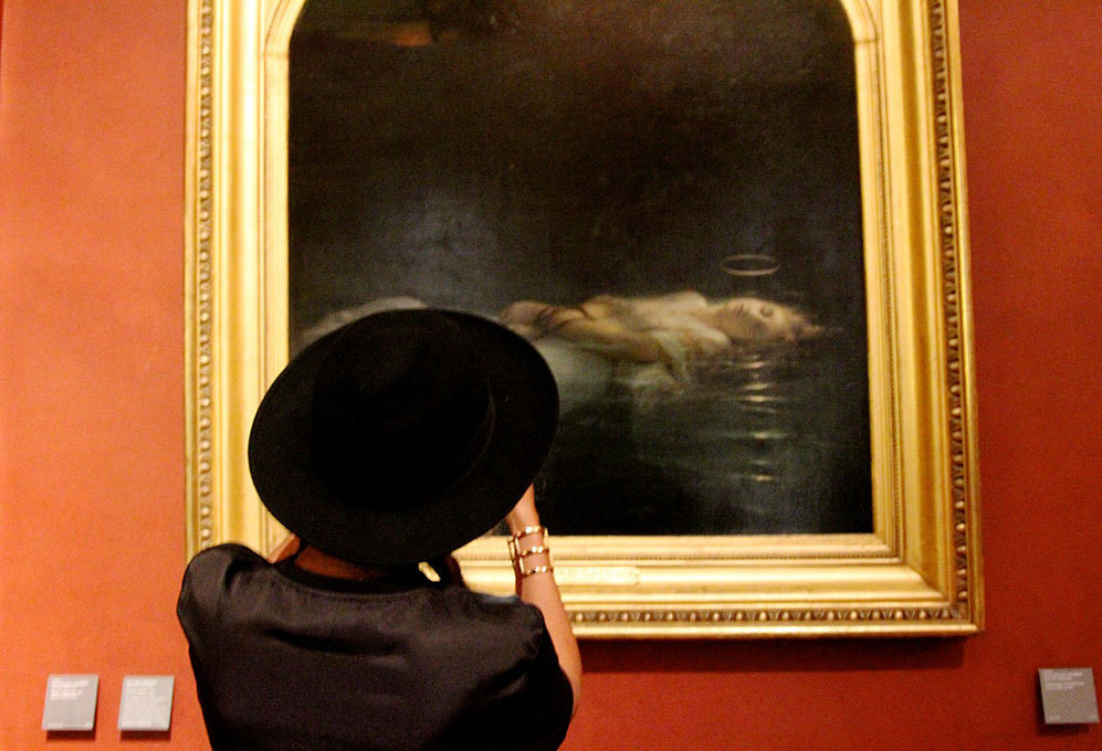 Muy cerca de la Mona Lisa, la cantante fotografi 'La joven mrtir'...