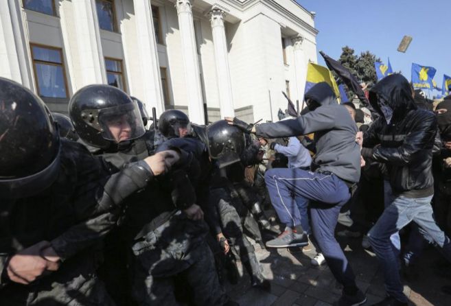 Manifestantes ultras se enfrentan a la Polica en el Parlamento de...