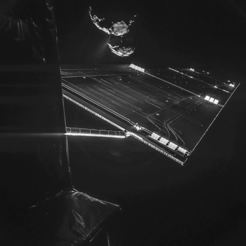 Vista de una de las alas de la nave espacial 'Rosetta' y del...