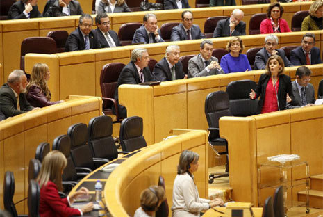 Mato (izq., de rojo) escucha a Sanz de Santamara en el Senado.