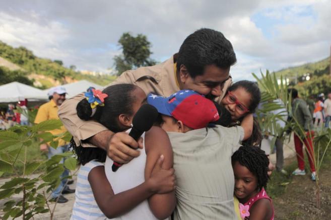 El presidente venezolano, Nicols Maduro, abraza a unos nios.