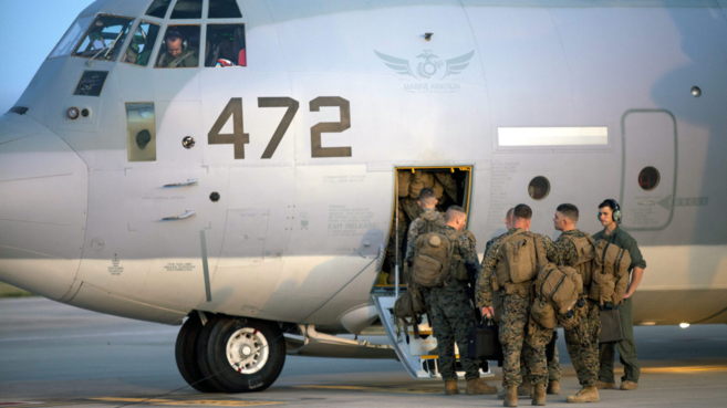 Un avin estadounidense recoge a un grupo de militares en la base de...