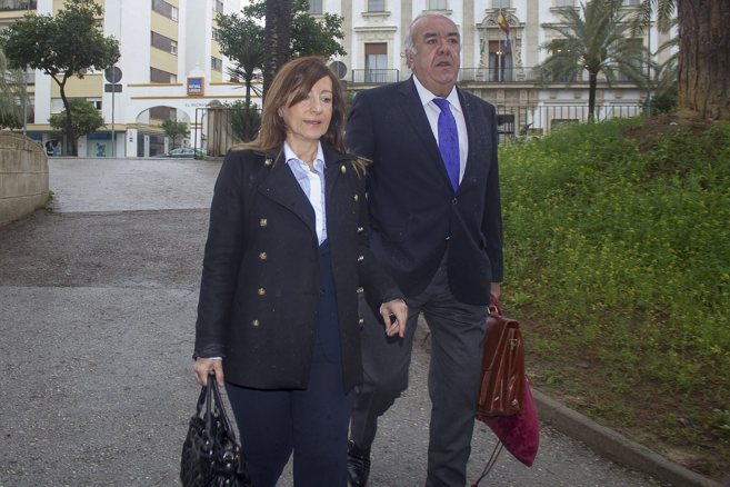 La alcaldesa de Jerez, Pilar Snchez, junto a su abogado.