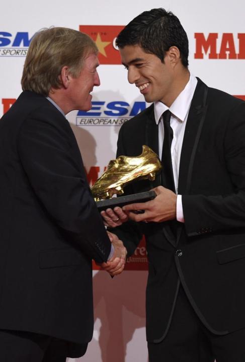 Luis Suárez recibe el premio de manos de Kenny Dalglish.
