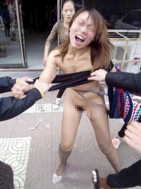 Un grupo de mujeres arranca la ropa brutalmente a Lin Yao Li.