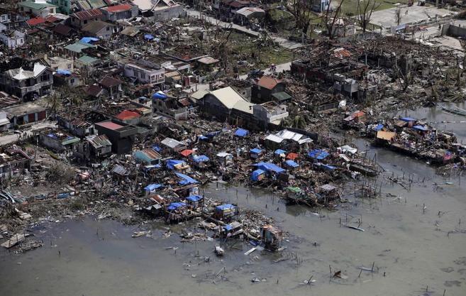 Vista area de los destrozos causados por el tifn Haiyan en la...