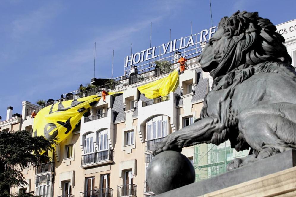 Tres activistas de Greenpeace encaramados a la fachada del Hotel Villa...