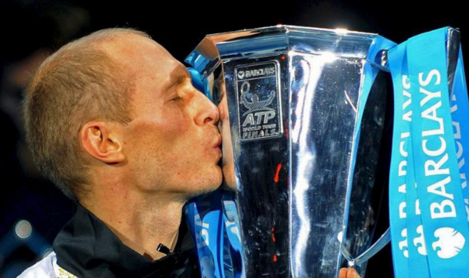 Davydenko besa el trofeo tras derrotar al argentino Juan Martn del...