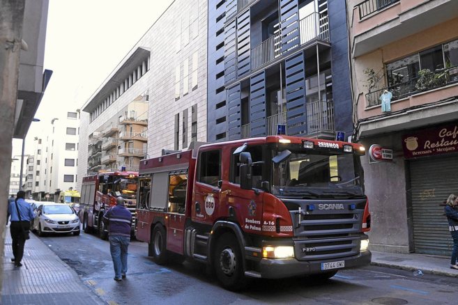 Los bomberos, ayer, en la calle Parellades.