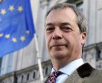 El lder del Ukip, Nigel Farage, ante una bandera comunitaria en...