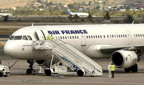 El avin de Air France, en la pista, con personal equipado para la...