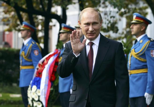 El presidente ruso saluda hoy en Belgrado.
