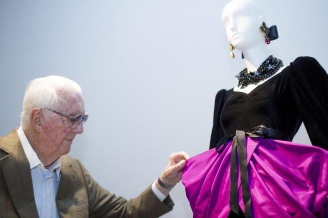 Hubert de Givenchy revisa uno de sus diseños en el Museo Thyssen.