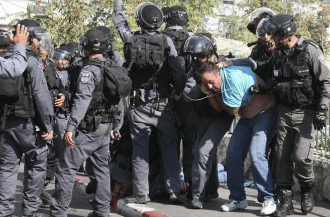 Un palestino es arrestado por la polica israel durante los...
