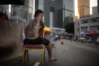 Un manifestante en el centro de Hong Kong