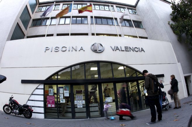 Fachada principal de Piscina Valencia, actualmente cerrada.