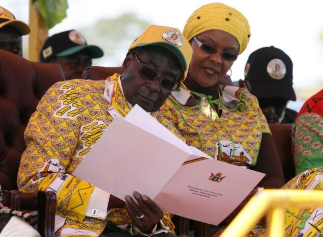 El presidente de Zimbabue, Robert Mugabe, y su mujer, Grace Mugabe,...