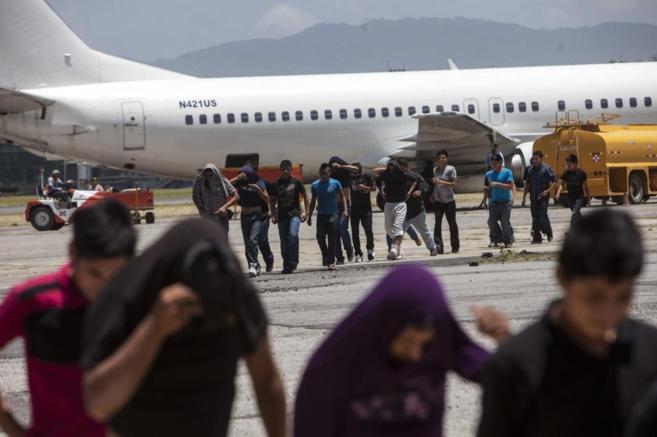 Deportados a Guatemala bajando de un avión procedente de Texas,...