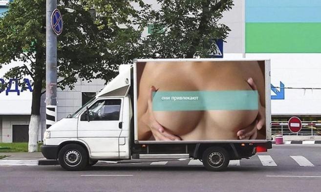 Cartel publicitario de unos senos en un camin.