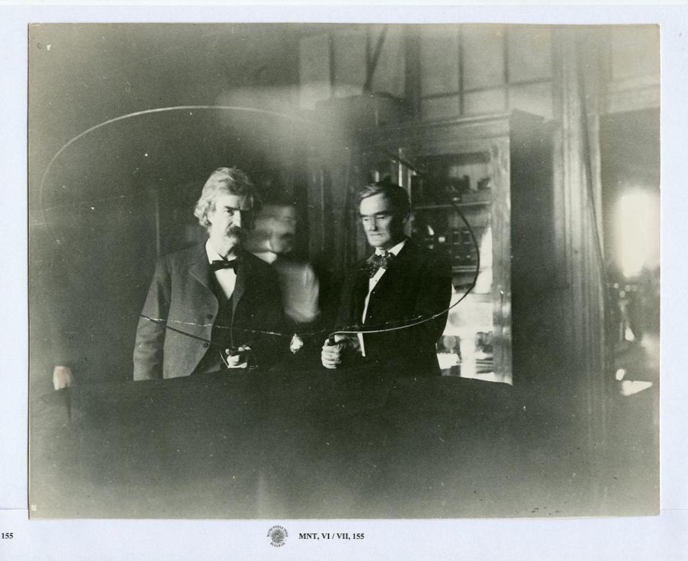 El escritor Mark Twain y el actor Joseph Jefferson en el laboratorio...