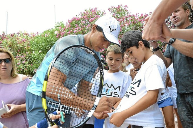 El tenista manacor durante un homenaje en el Club de Tenis Manacor.