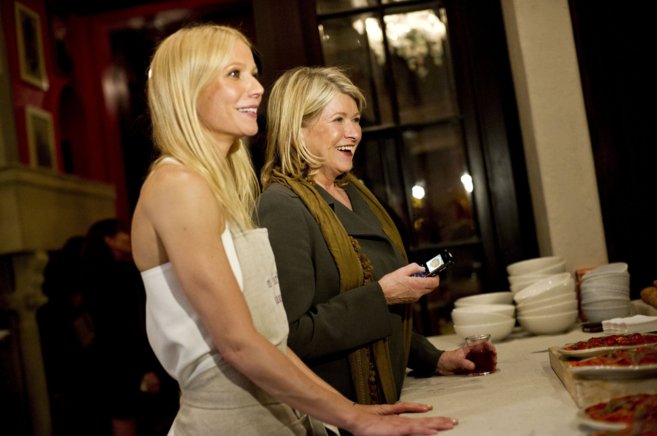 Gwyneth Paltrow (I) y Martha Stewart, en 2011 en la presentacin del...