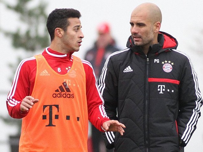 Thiago y Guardiola charlan durante un entrenamiento del Bayern de...