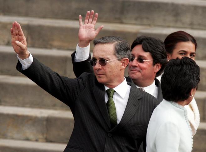 lvaro Uribe saluda junto al vicepresidente Francisco Santos a su...